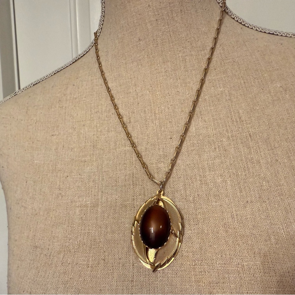 VINTAGE NECKLACE GOLD TONE 21” WITH PUFFY PENDANT LEAVES AND BROWN OVAL STONE